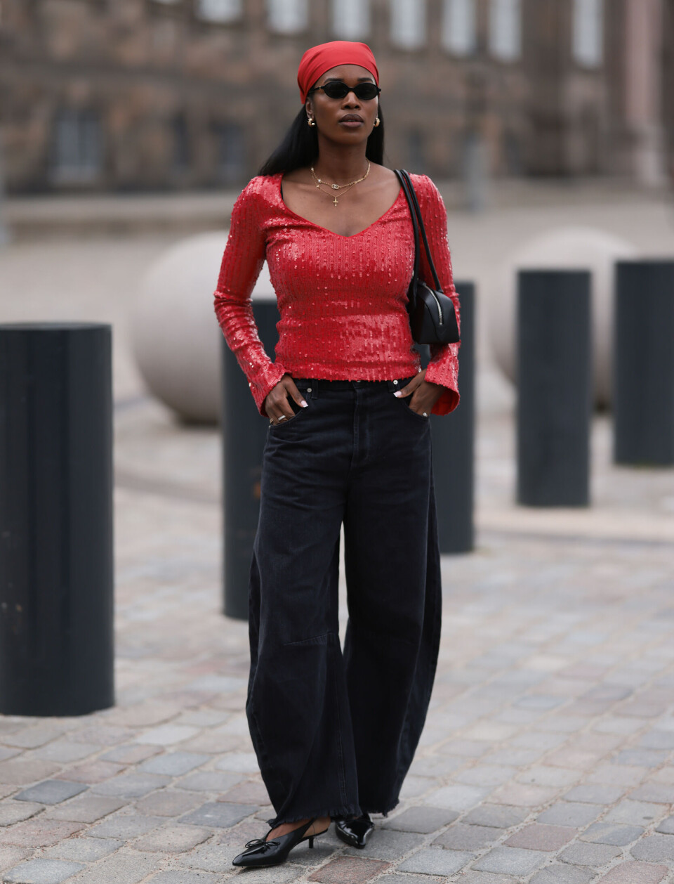 Rød paljettbluse stylet sammen med jeans og tørkle under CPHFW.