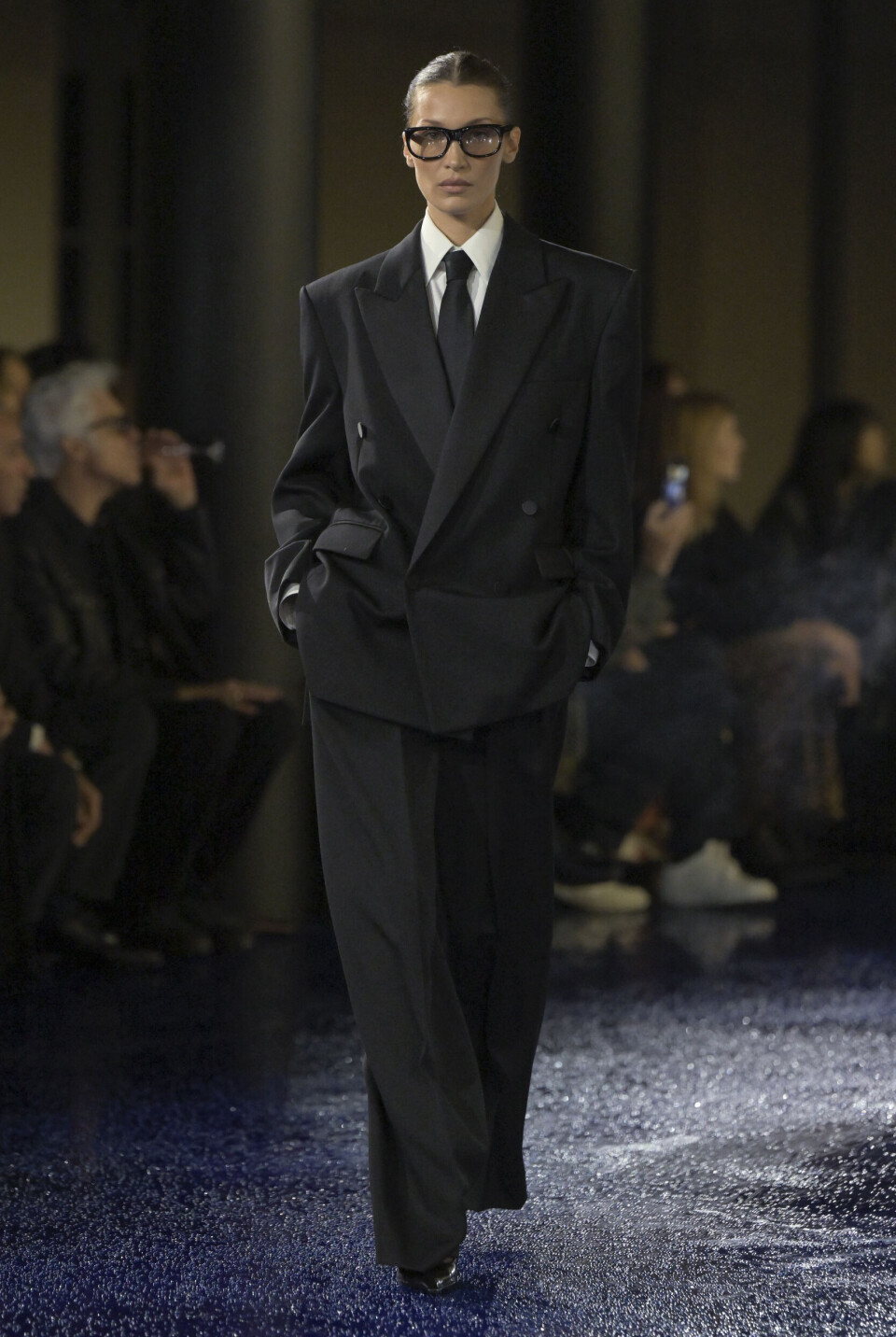 Bella Hadid gjorde nylig catwalk-comeback i en relativt streng brille-look for YSL. Så chic!