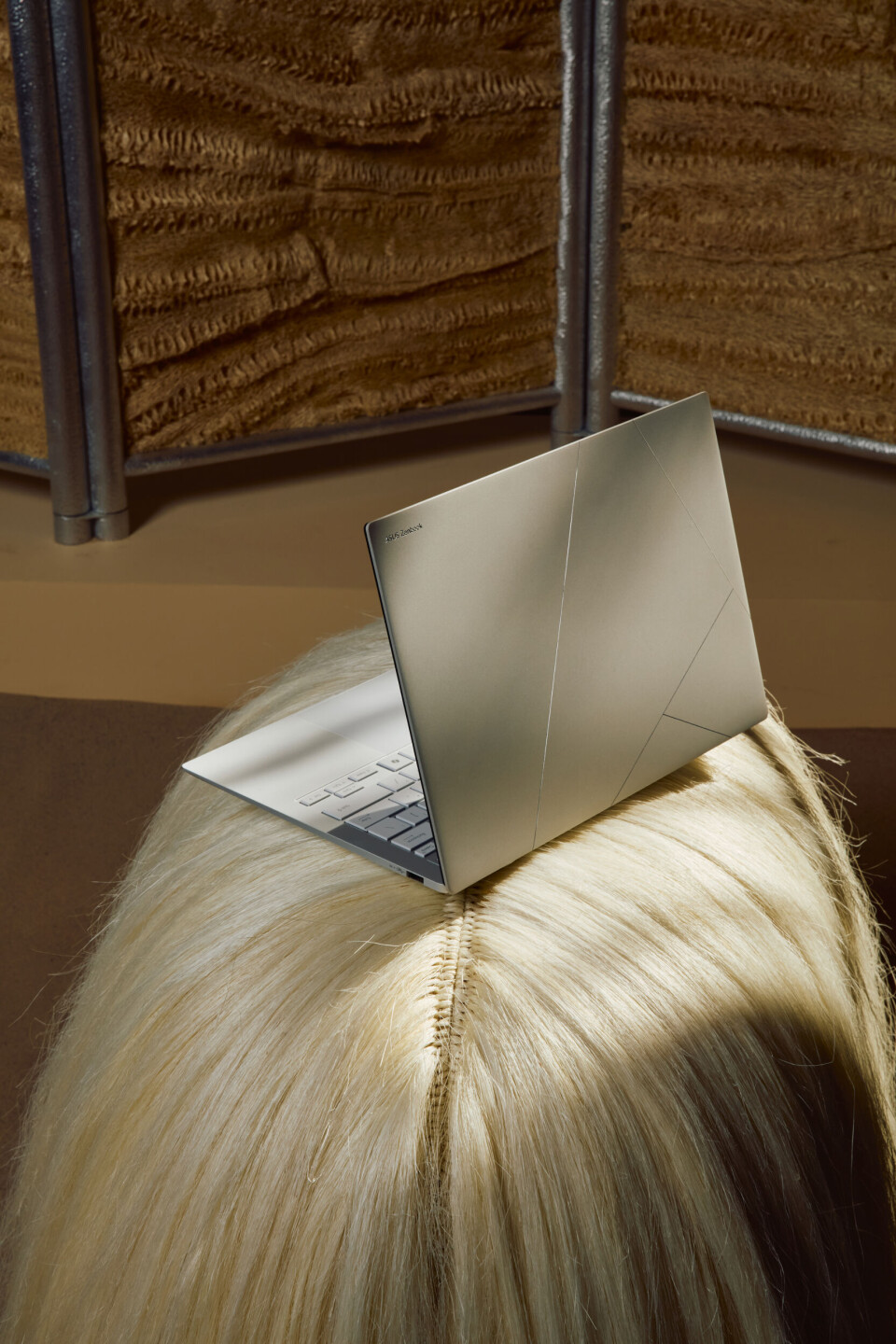 Zenbook Ceraluminum kommer i tre farger: En klassisk svart, en dyp blå og en nydelig sølv-farge, og hver nyanse har en matt finish som gjør den både minimalistisk og eksklusiv. Her fra utstillingen Design You Can Feel under London Design Festival 2024.
