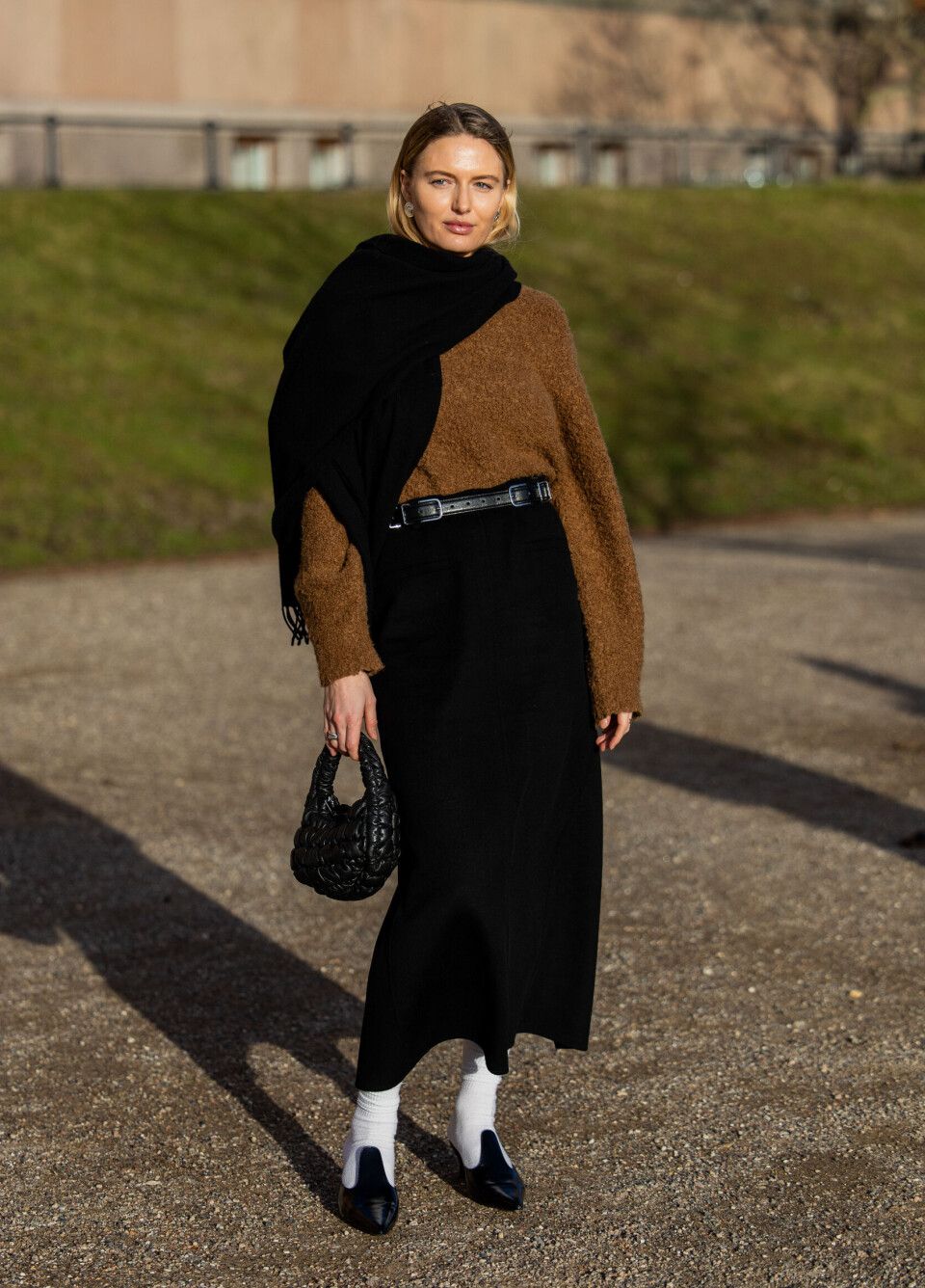 Å pakke håret innenfor jakke eller skjerf beskytter en god del mot kulte. Inspirasjonsbilde fra CPHFW.
