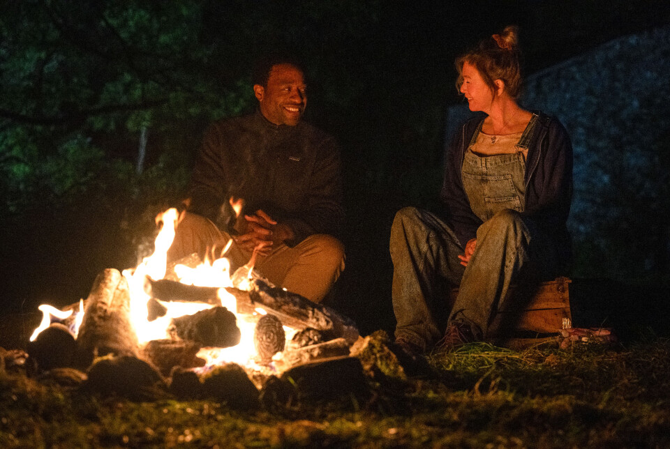 Har Bridget flere hun svermer for? Her er Chiwetel Ejiofor som Mr. Walliker og Renée Zellweger som Bridget Jones i Bridget Jones: Mad About the Boy.