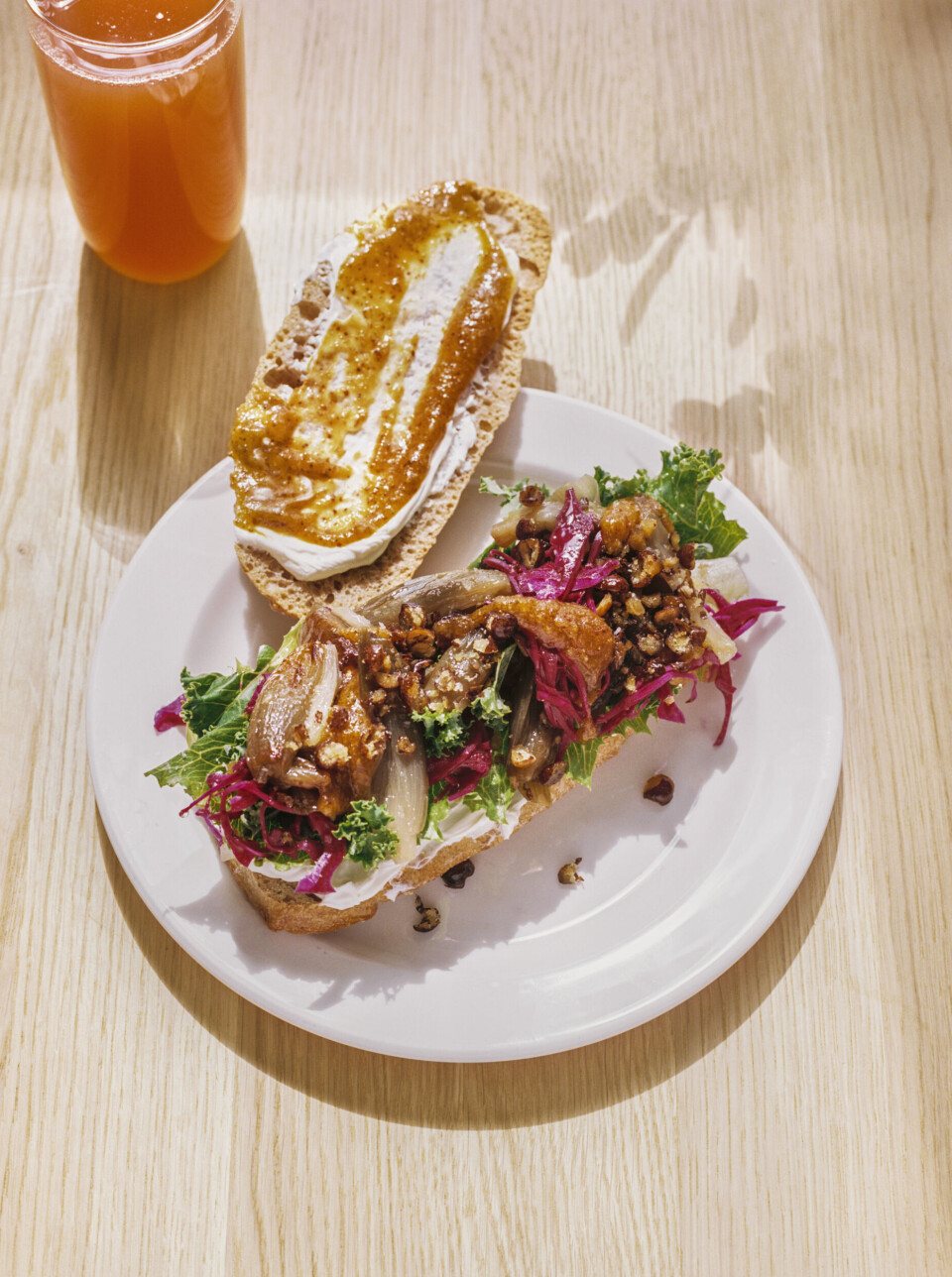 I butikken vil kundene også finne ARKET CAFÉ, utviklet og ledet av den anerkjente svenske kokken Martin Berg. Med et mål om å fremme matglede og naturlige smaker, tilbyr kafeen en sesongbasert vegetarisk meny, bakverk og spesialkaffe.