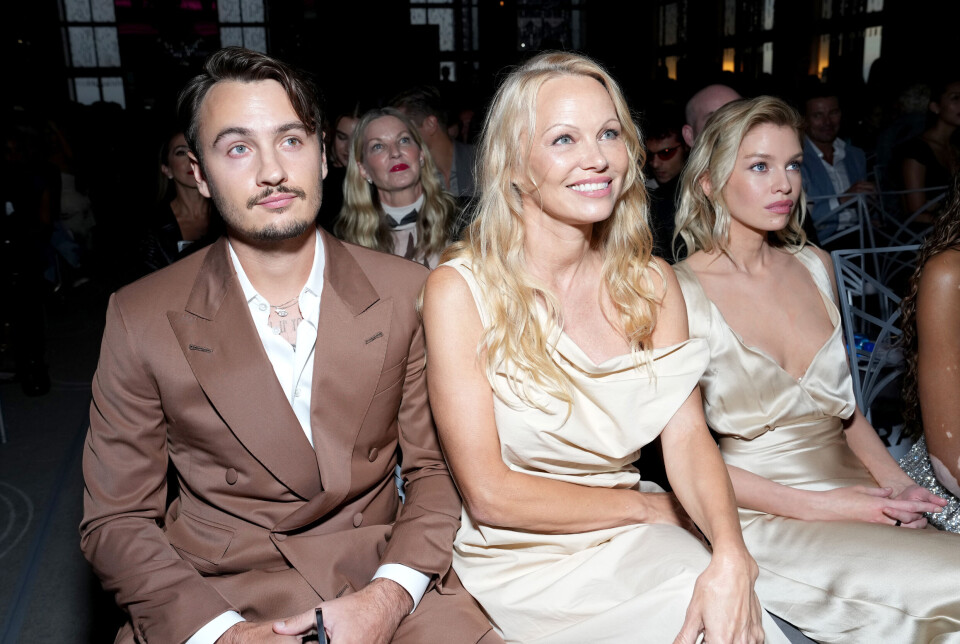 Pamela Anderson sammen med sønnen Brandon Thomas Lee og Stella Maxwell på The Daily Front Row Fashion Media Awards 2023 i New York City.