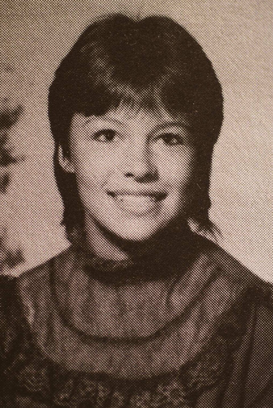 16 år gamle Pamela Anderson poserer for kameraet for high school-årboka si i 1984.
