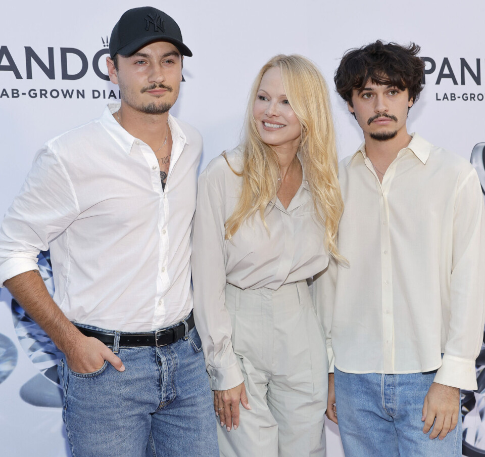 Pamela sammen med sønnene Brandon Thomas Lee (til venstre) og Dylan Jagger Lee.