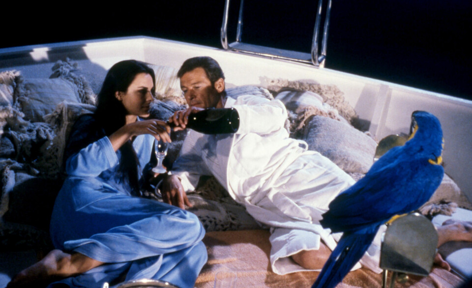 Carole Bouquet som Melina Havelock og Roger Moore som 007 deler en flaske Bollinger i James Bond-filmen For Your Eyes Only (1981).