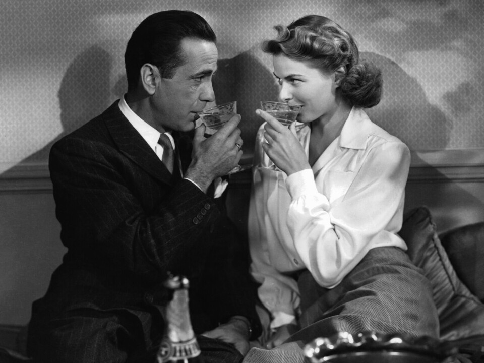 Humphrey Bogart og Ingrid Bergman deler champagne i en scene fra klassikeren 'Casablanca' fra 1942.