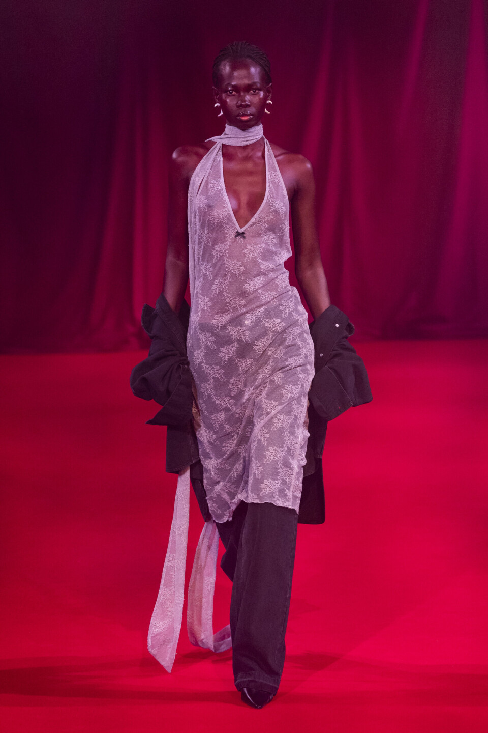 Rotate viste blondekjole over bukser på runwayen under CPHFW i februar.