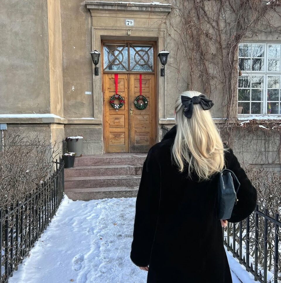 Andrea Sveinsdottir med chic sløyfe i håret.