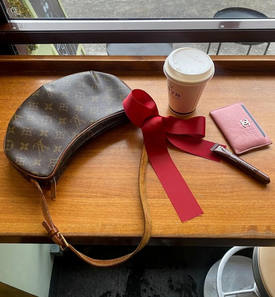 Du kan enkelt feste bånd med sløyfer på både sko og vesker, for en ekstra, chic detalj.