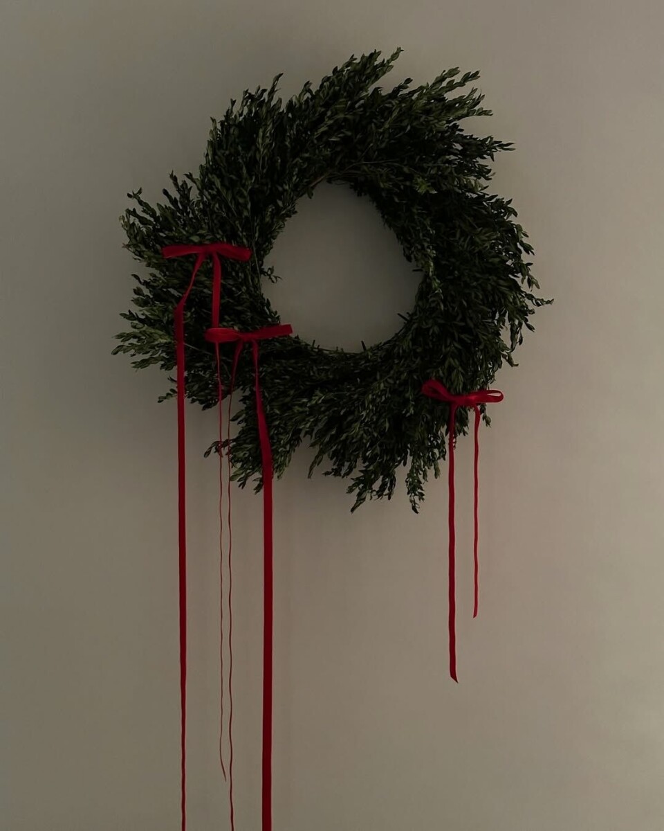 Akkurat nå er sløyfer den mest naturlige julepynten. Elsk på disse asymmetriske, tynne sløyfene i en stor krans!