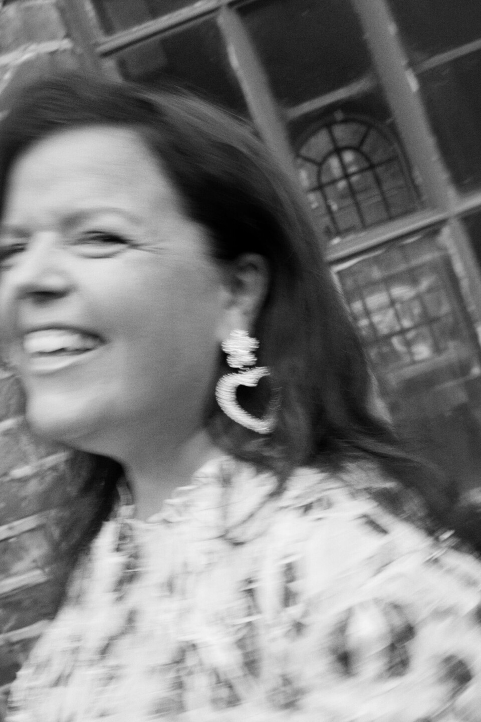 – Hvis jeg skal være litt sånn posttraumatisk vekst, litt american, så kan jeg si at jeg er utrolig opptatt av å ha det bra. Veldig liksom, sier Else. Øredobber fra Magda Bytrum/Moniker. ELLE Else