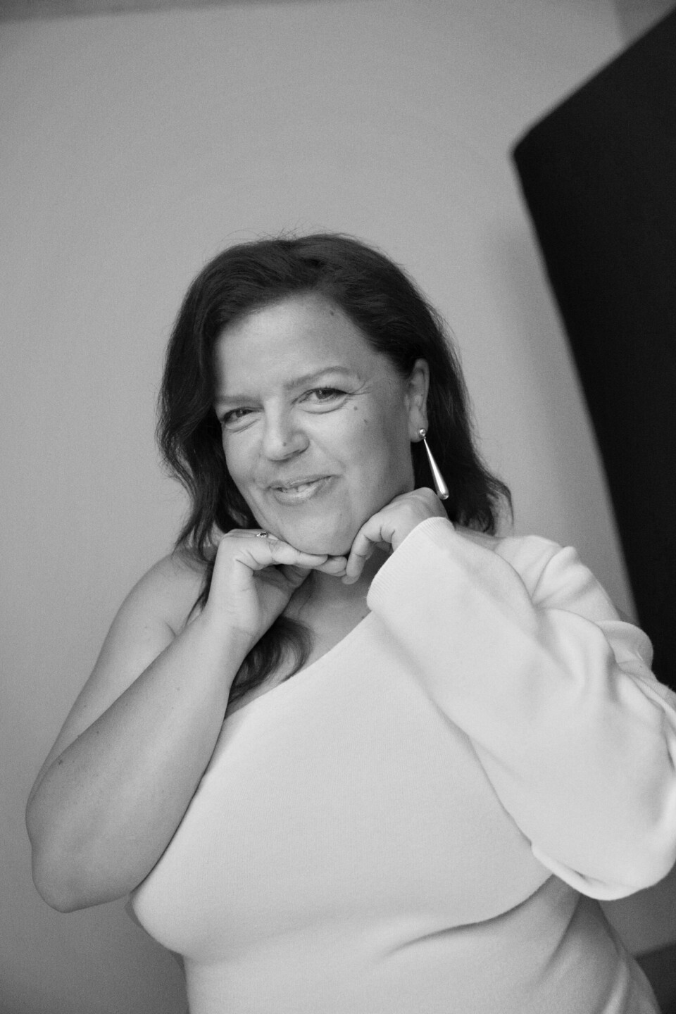 – 44 prosent av nordmenn melder at de er plaget av ensomhet. Det problemet har jeg kun løst for meg selv, men jeg drømmer jo om en folkebevegelse av kjærlighet, og skulle ønske at det kunne øremerkes 1 milliard kroner til strakstiltak mot ensomhet, sier Else.Asymmetrisk kjole fra Iben.
Øredobber fra Lie Studio/Vincci.