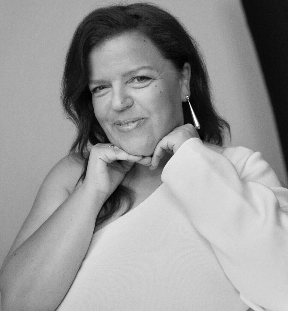 Asymmetrisk kjole fra Iben.
Øredobber fra Lie Studio/Vincci.