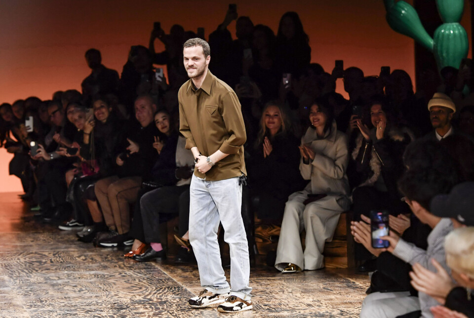 Matthieu Blazy tar i mot applausen etter Bottega Venetas AW 24/25-visning under moteuka i Milano 24. februar 2024. Foto: Victor VIRGILE/Gamma-Rapho via Getty Images