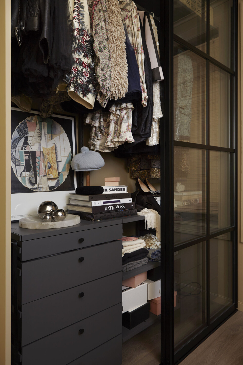 Flere funksjoner: Elfa Décor + i fargen Graphite med sorte stammer fungerer både som møbel og oppbevaring.