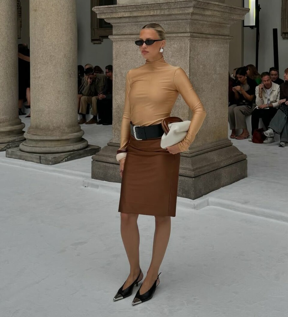 Caroline Ebo med chunky armbånd som matcher fargetonene i antrekket under moteuken i Milano.