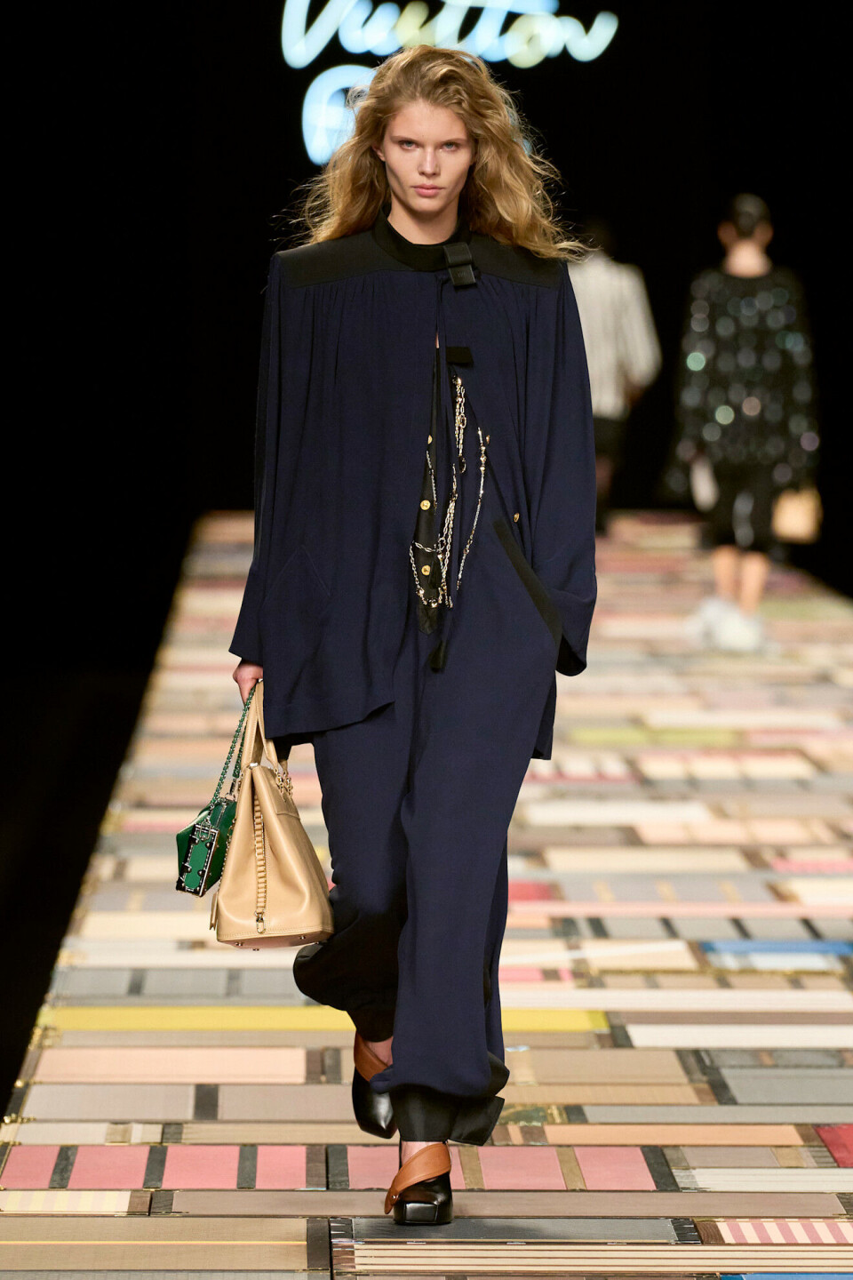 Effortlessly chic med to vesker, som hos Louis Vuitton SS25.