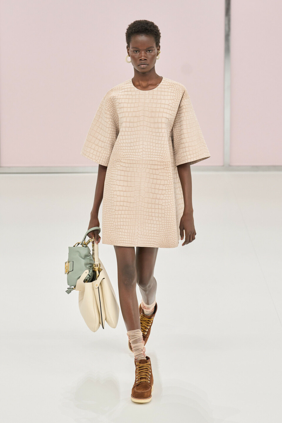 Fendi viste både klumpede dobbelkombinasjoner og minivesker sammen med store vesker. En litt messy, it-girl-look vi kan like.