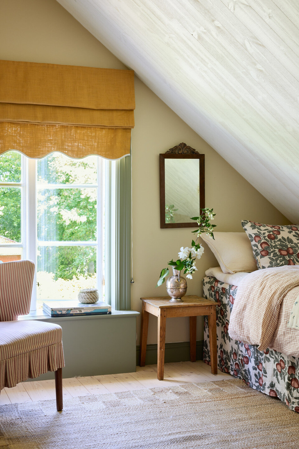 Gardiner med bølgekant signert Gotain hjemme hos Emily Slotte.