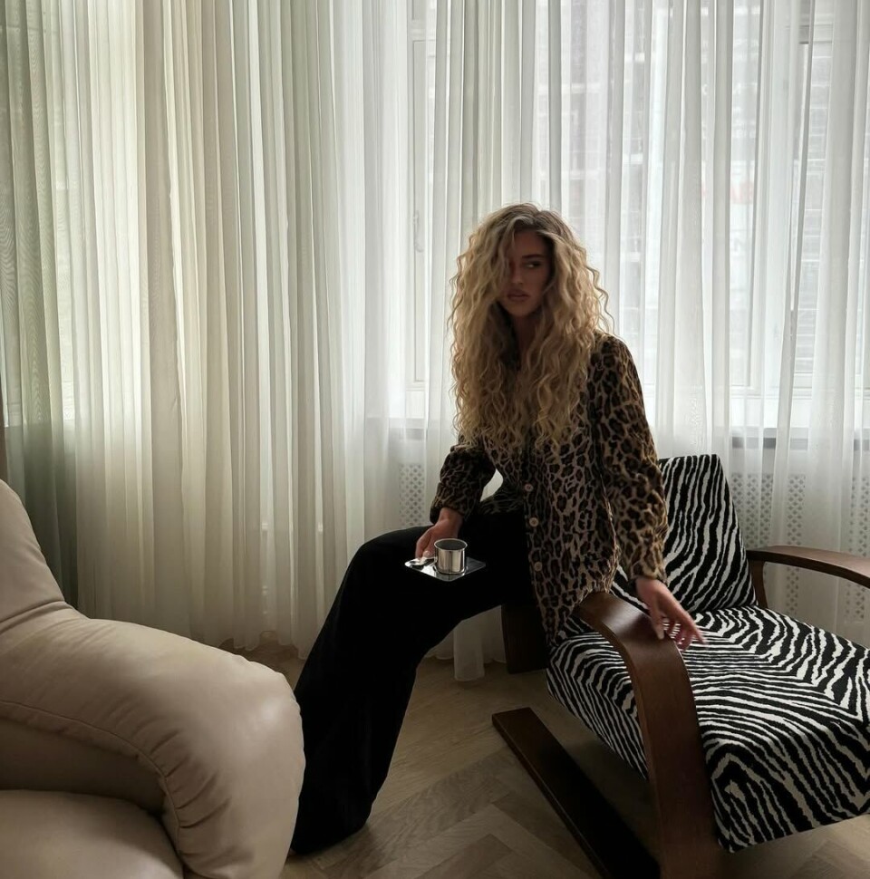 Danske Emili Sindlev i en leopardblazer som er to die for.