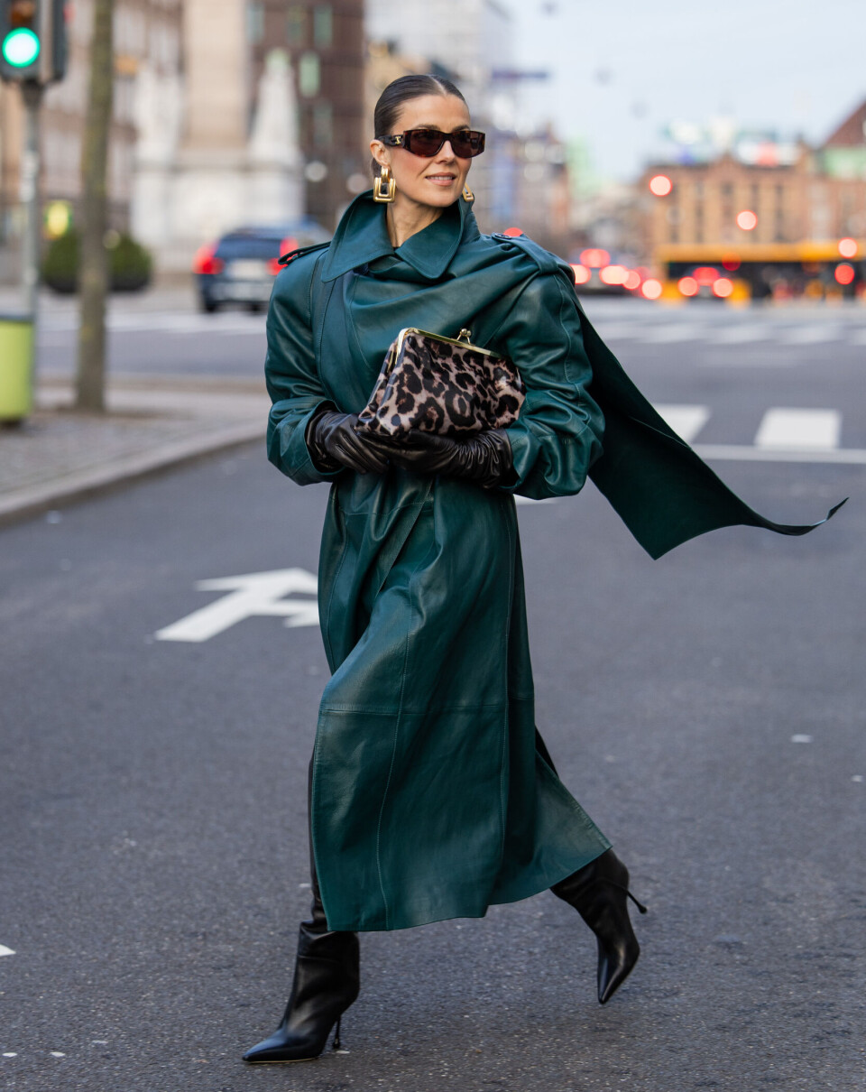Nina Sandbech som styler en look av skinn fra topp til tå med en leopardprintet clutch. ELLEsker!