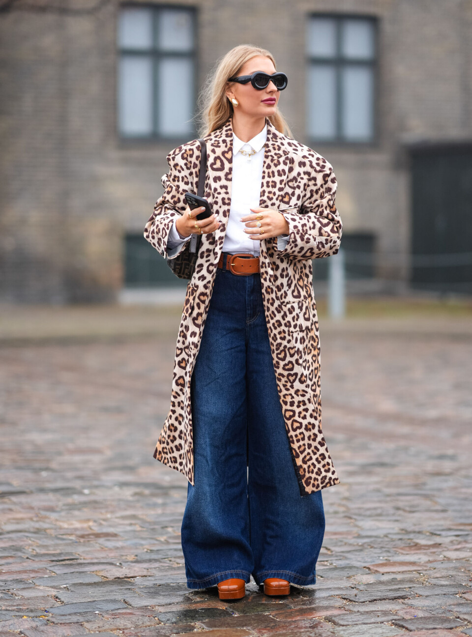 Maria Wos i leopardkåpe og varme fargetoner under Cphfw.