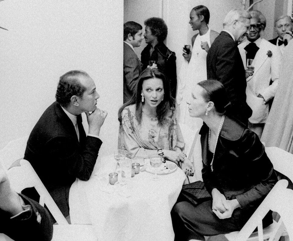 Oscar de la Renta, Diane von Furstenberg og Francoise de Langlade i passiar på Coty Awards After Party Hosted by Halston i Halstons studio i New York City i 1972.