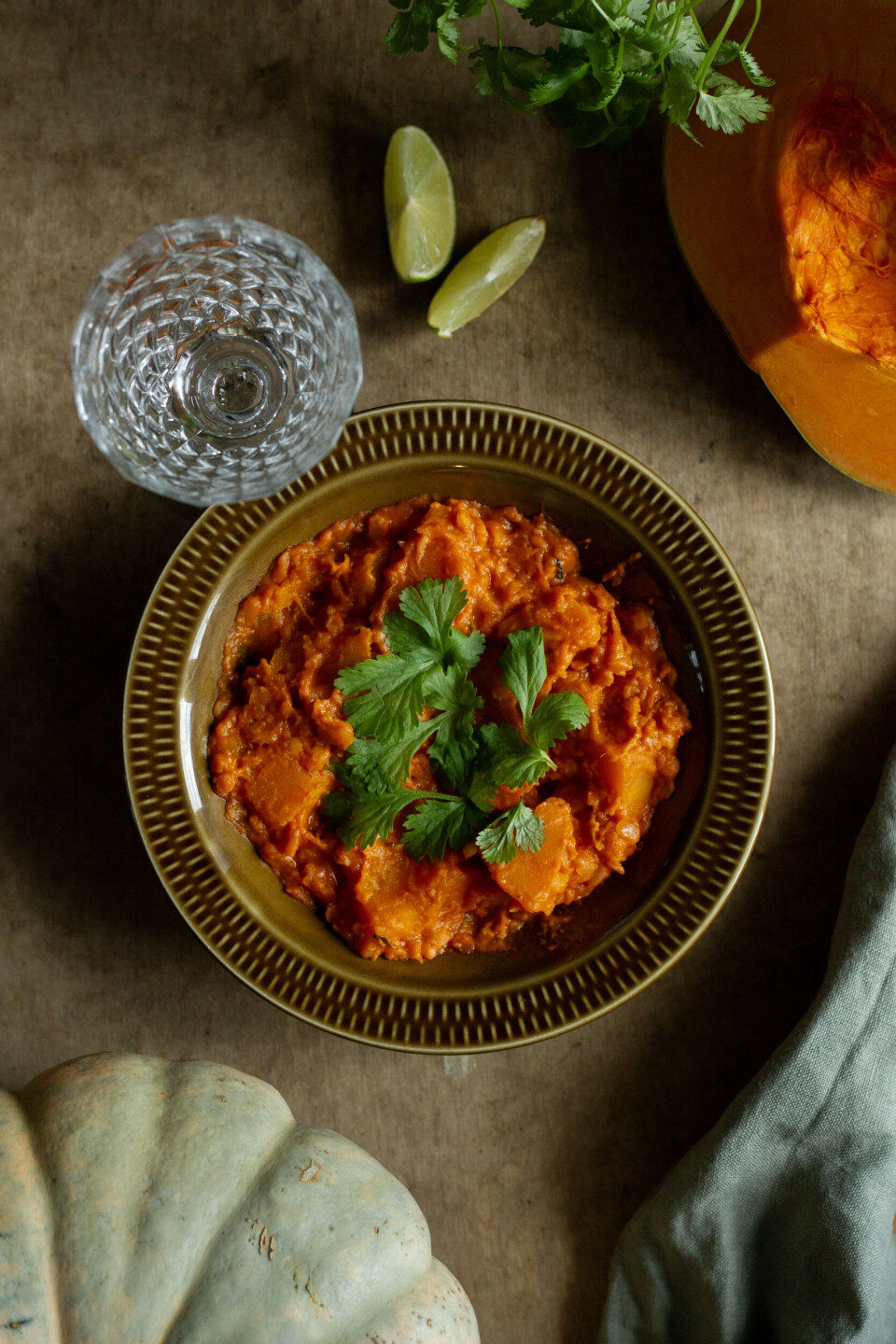 Gresskarcurry er velsmakende og varmende, og perfekt å lage til større lag. Denne oppskriften er inspirert av Flora Wiström fra flora.elle.se
