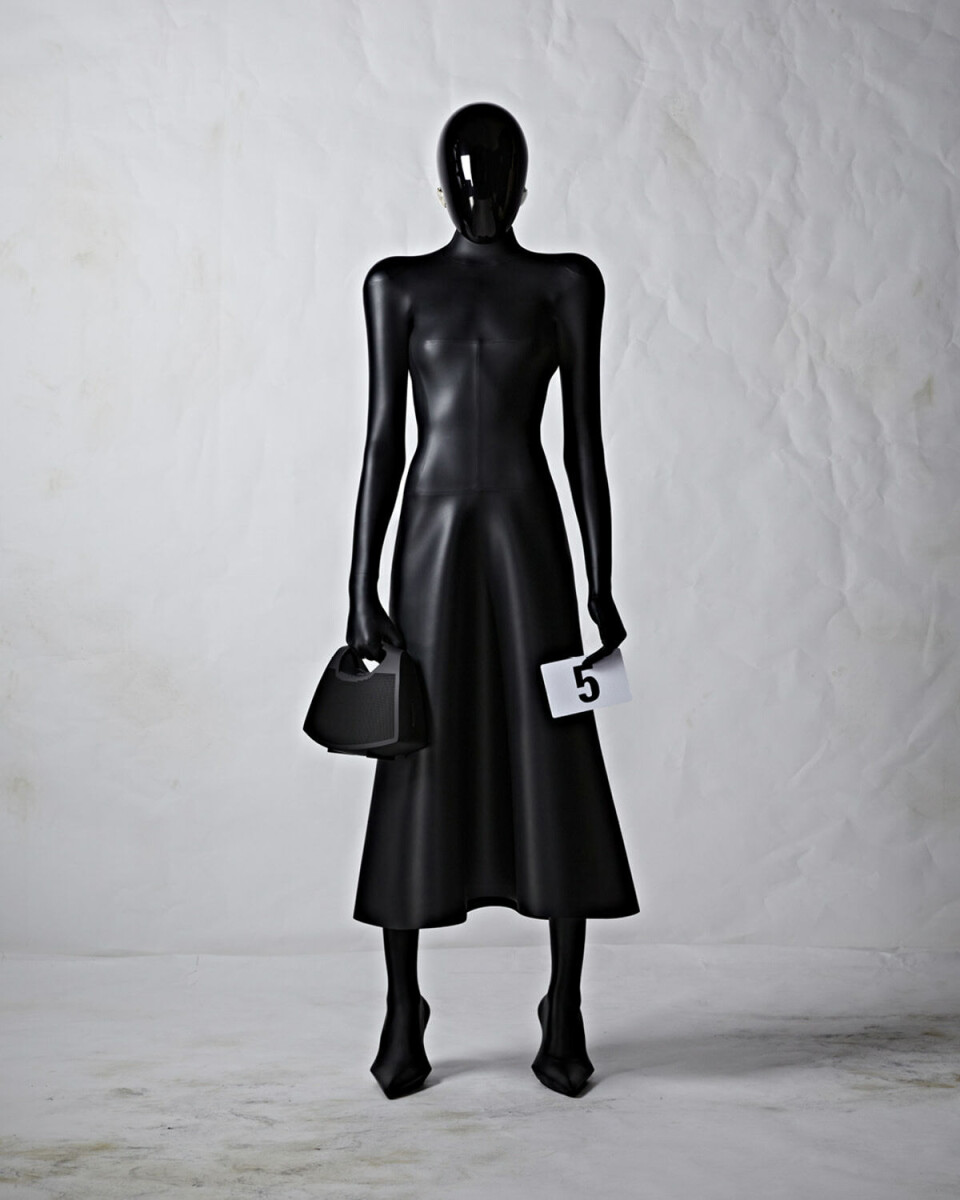 Balenciaga gjør seg gjeldende i Haute Couture-verdenen igjen (heldigvis) under Demna, etter en lang pause.