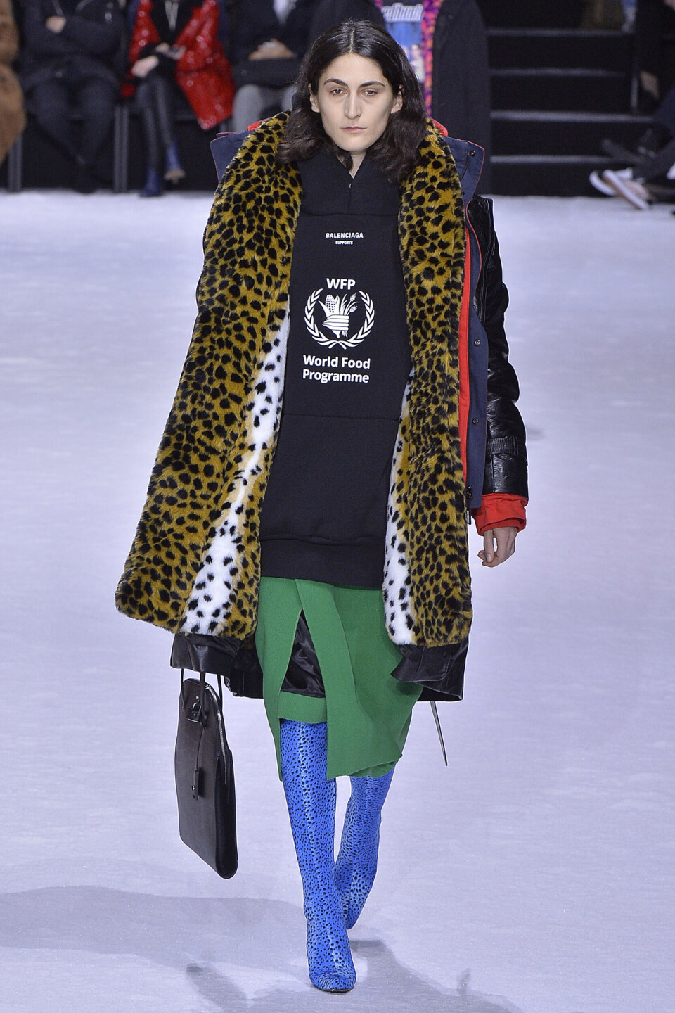 En av Balenciagas mange ikoniske hoodier på runwayen under moteuken i Paris.