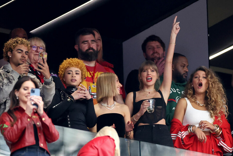 Taylor Swift, venner og familie under fjorårets Super Bowl.