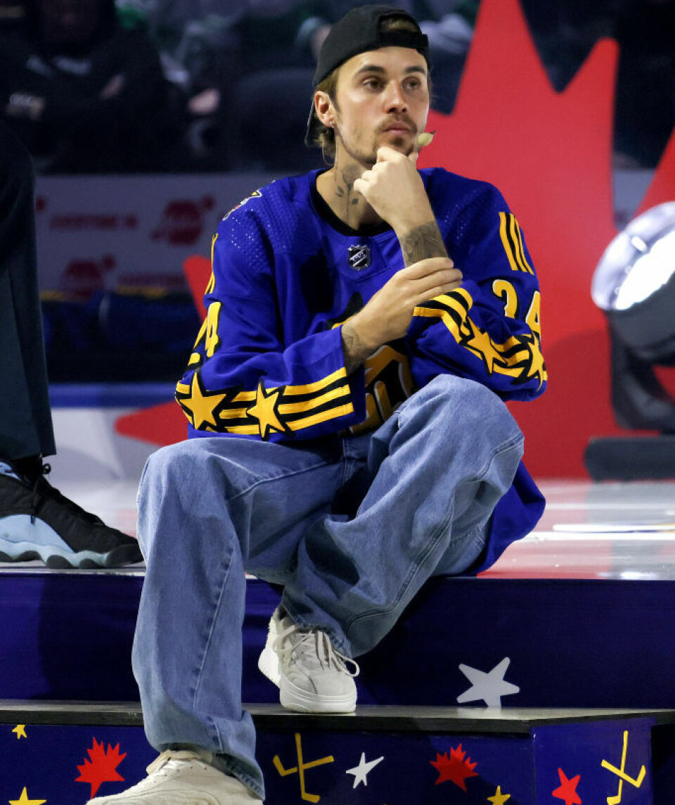 Justin Bieber skal angivelig ha gått med sine egne sneakers fra SKYLRK under 2024 Honda NHL All-Star Celebrity Game.