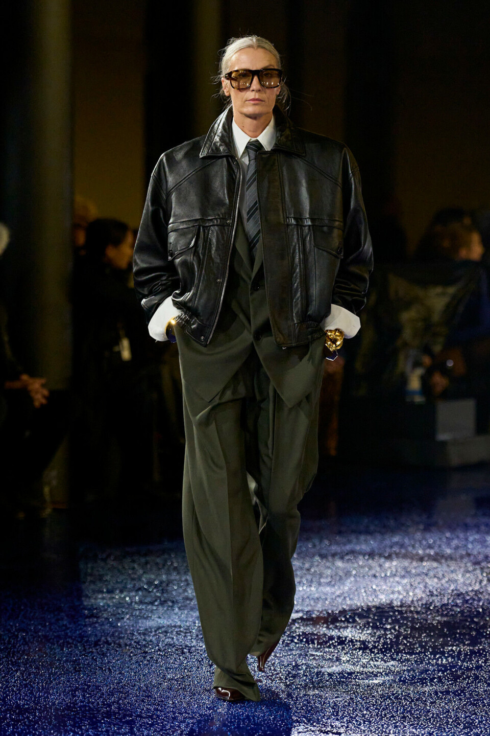 Under Saint Laurent Ready to Wear SS25 var det stort fokus på overdimensjonerte solbriller.