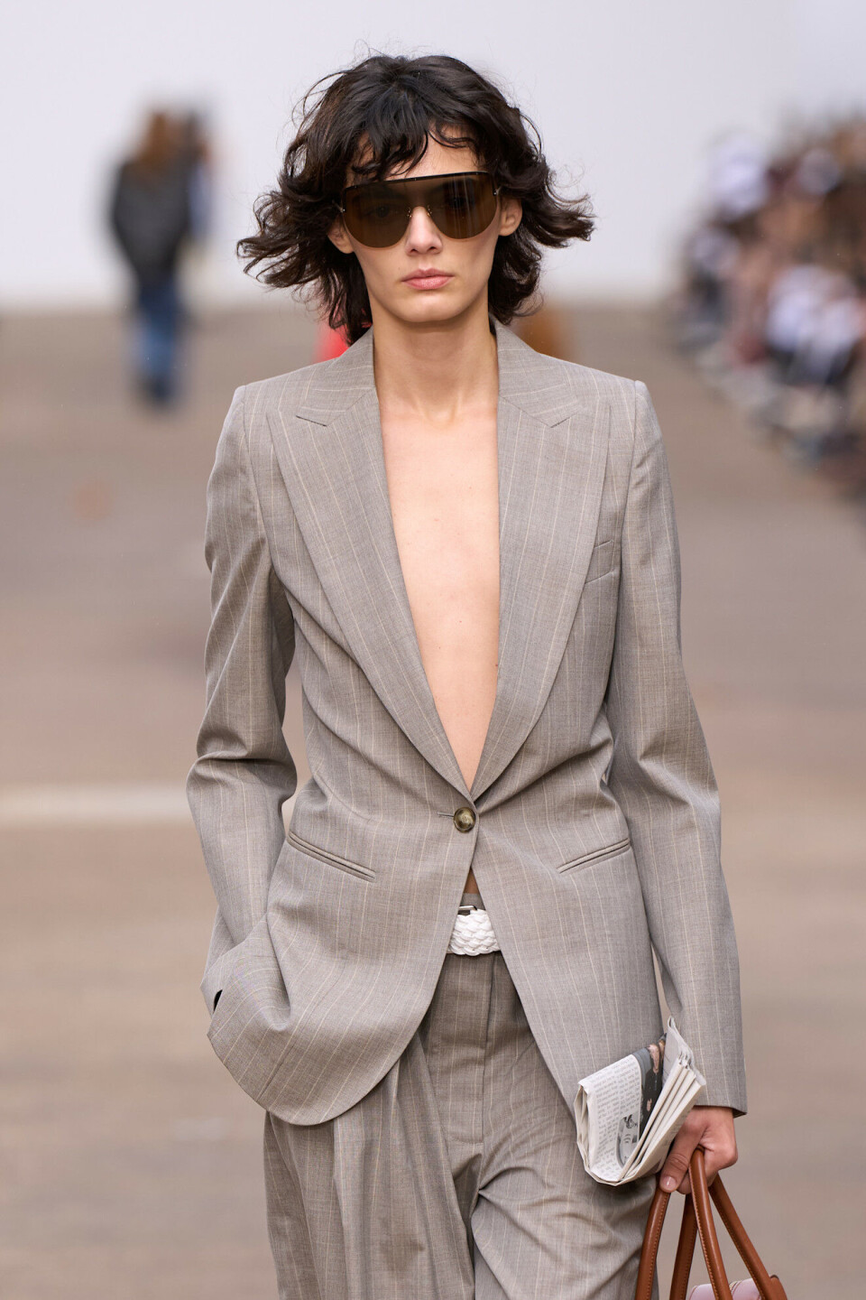 Kraftige briller og kraftige skulderputer var en stor del av Stella Mccartney Ready to Wear SS25.