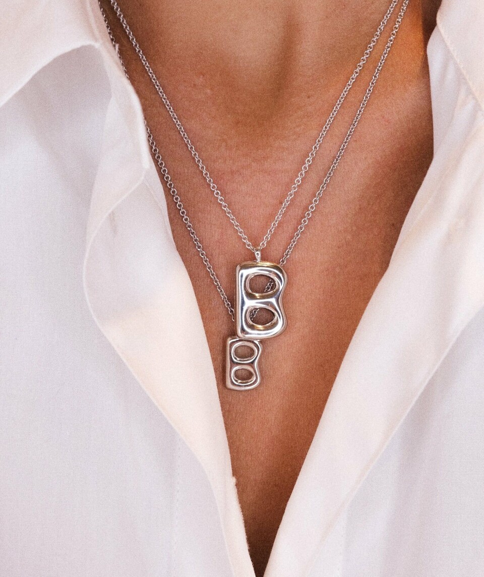 Bokstav-charms i to ulike størrelser, B.