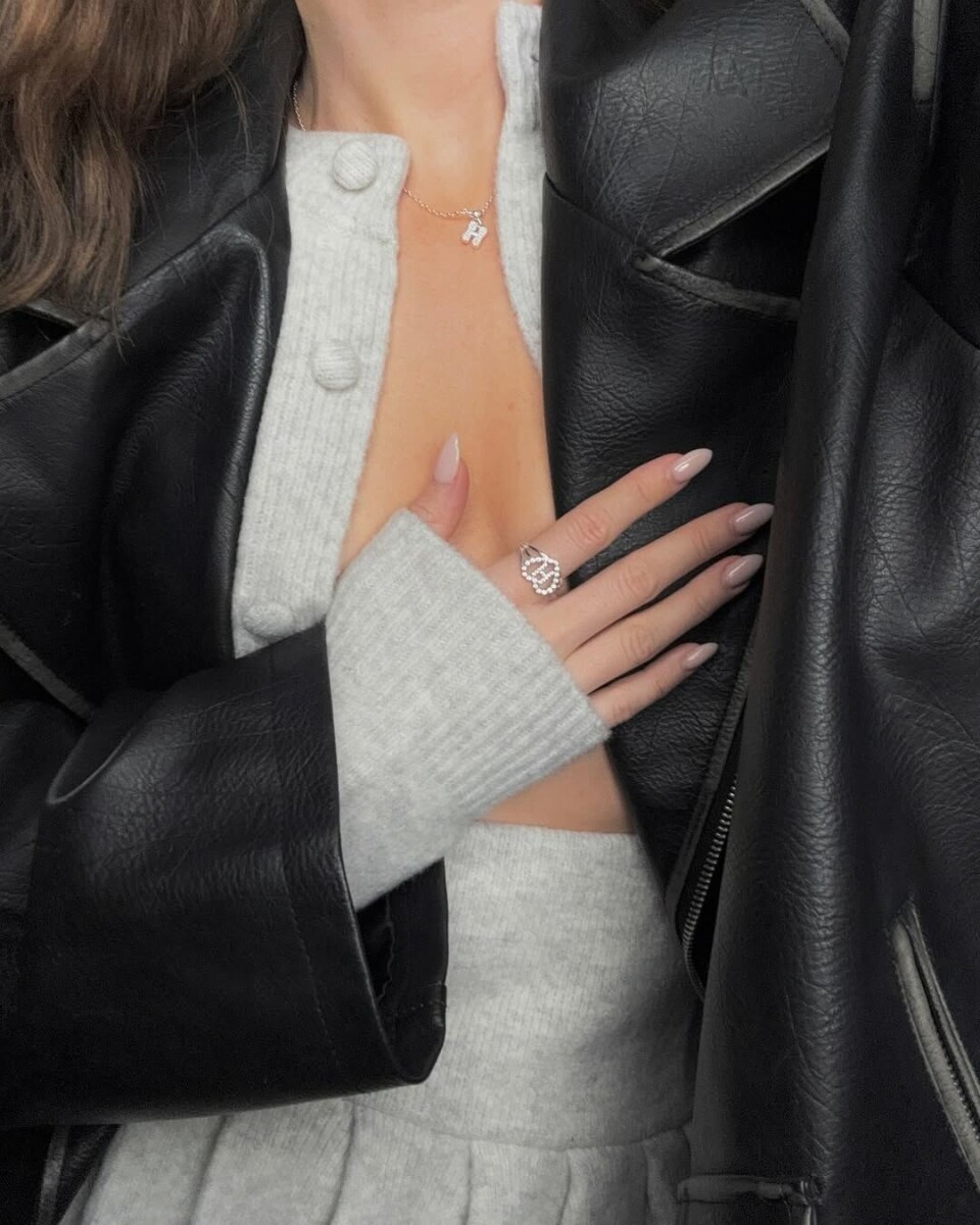 Vi ser bokstaver på både ringer, smykker og armbånd nå. Her på Hedda Næss.