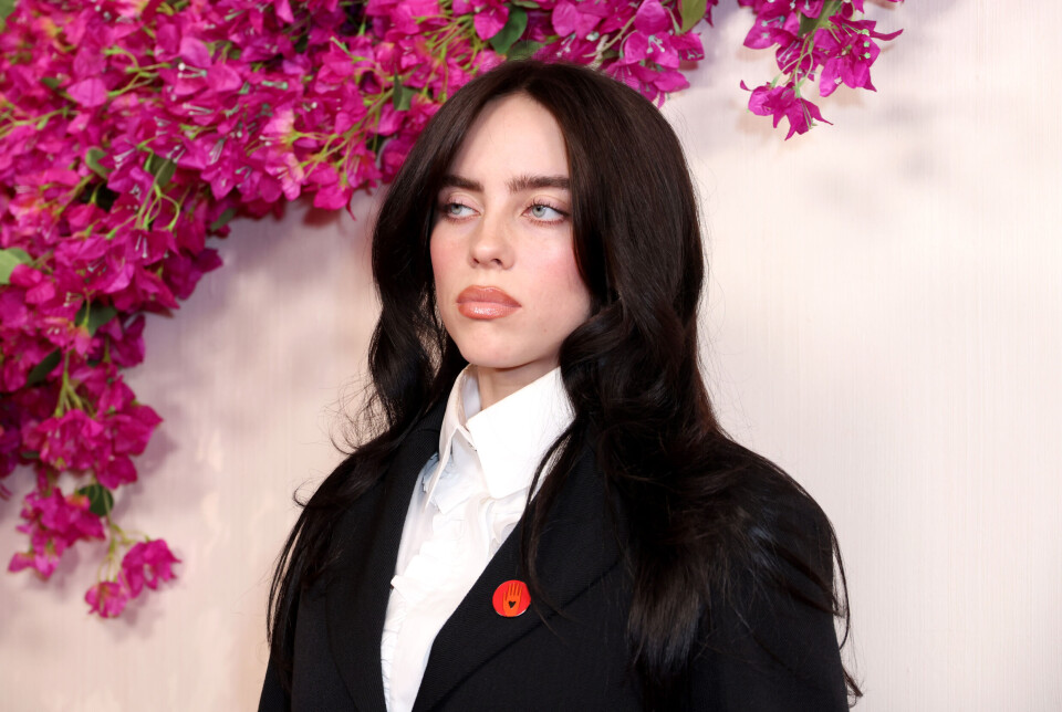 Billie Eilish sverger til stained lip-liner. Se hvilken lenger ned i saken.