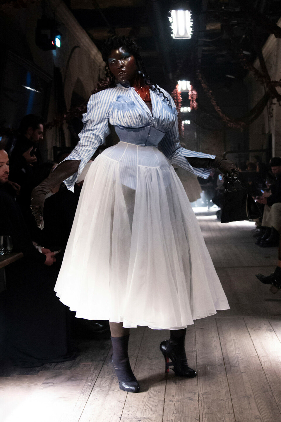 Tilbakeblikk på et antrekk fra Margiela sin SS24 Couture. Vi spotter en rød såle i kjent Louboutin-stil!