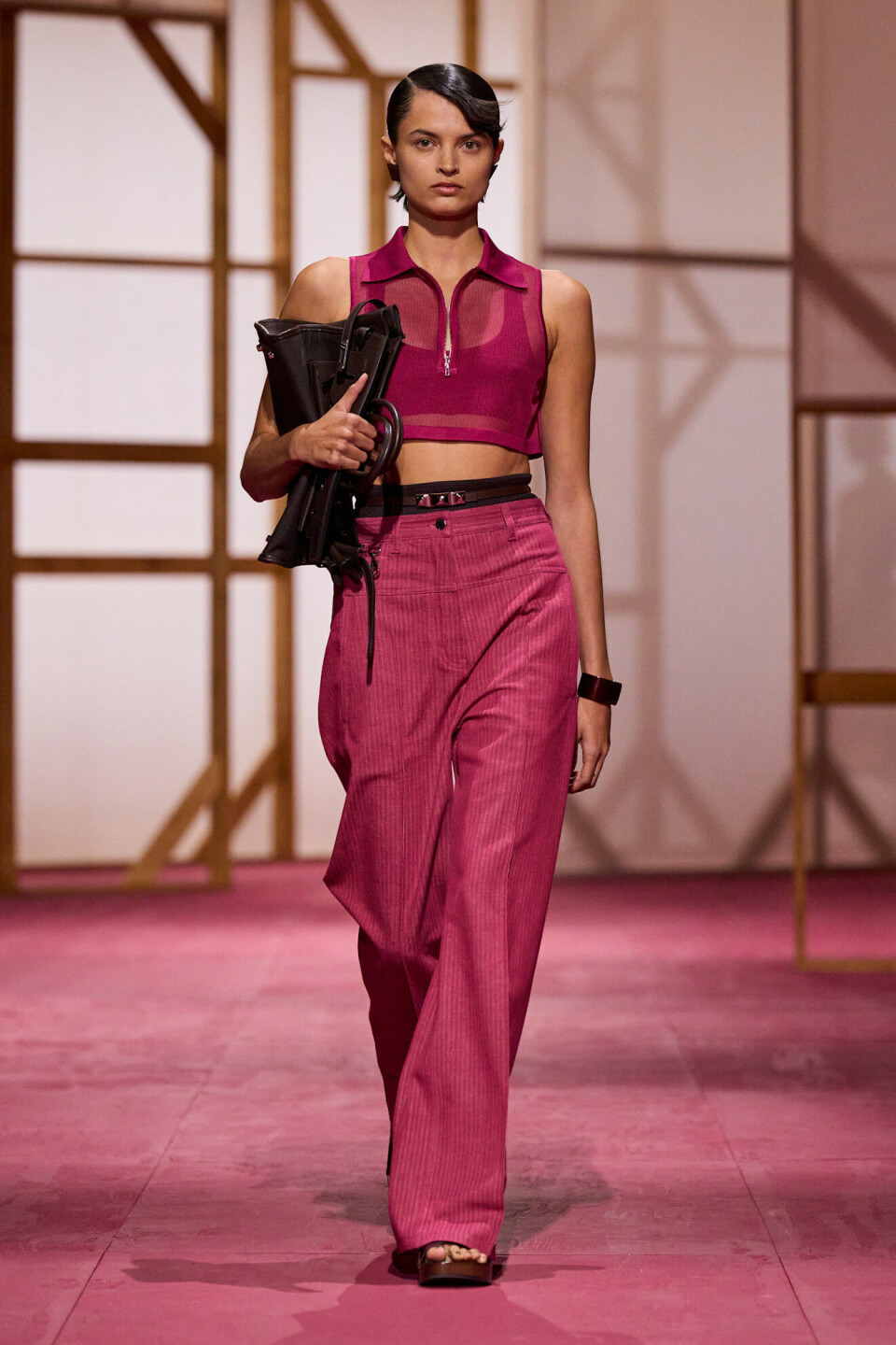 Hermès viste flere looks med fargen raspberry red i sin SS25-kolleksjon.