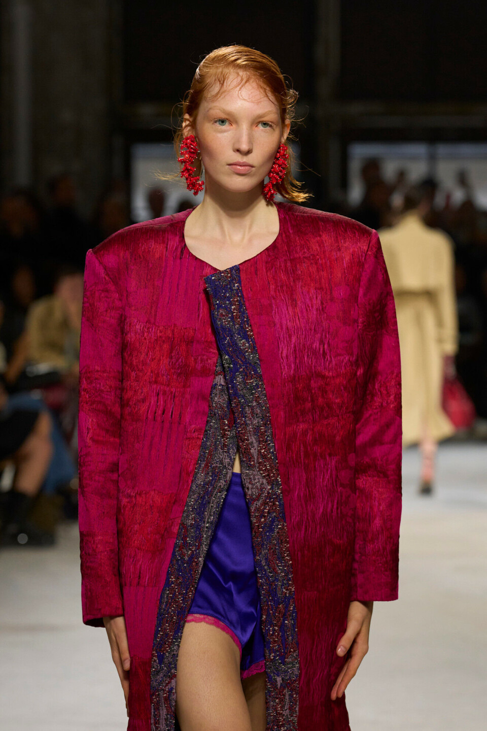 Bringebærrød kåpe hos Dries Van Noten SS25.