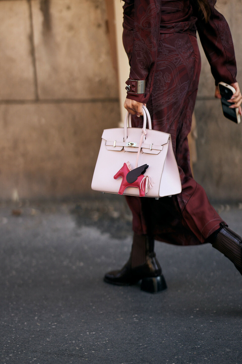 Hvorfor ikke adde litt luksus på vesken? Fra Paris FW25.