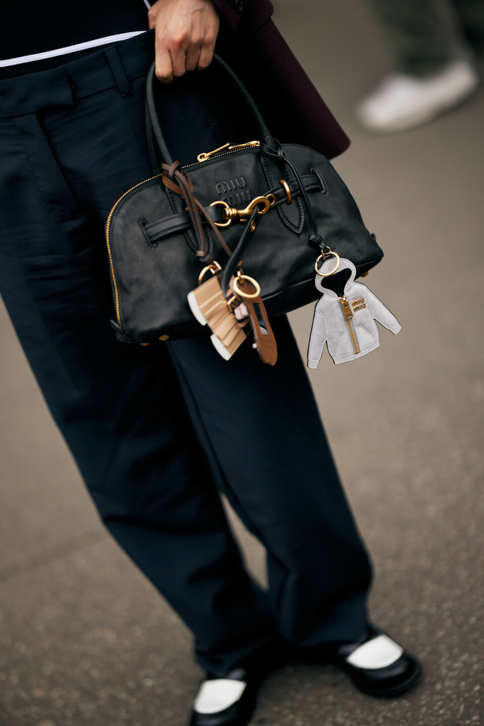 Charms som dingler lagvis er trendy om dagen. Fra Paris FW25.
