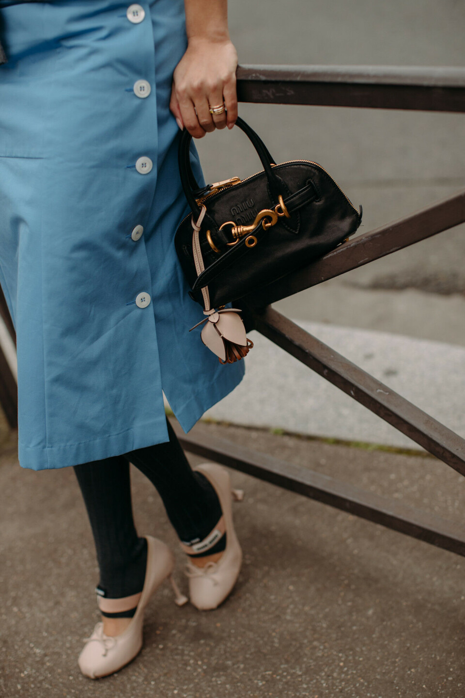 Om layering av charms ikke er noe for deg, er det fortsatt très chic med én detalj. Fra Paris FW25.