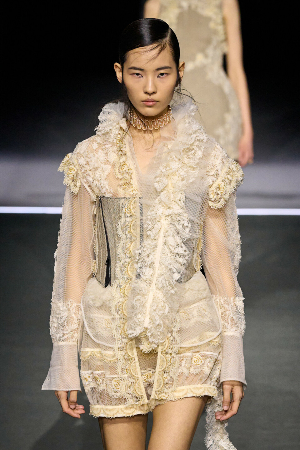 Trenden med boho-blusen fortsetter å prege inn i høst/vinter-moten, som sett i Dior FW25-kolleksjonen.