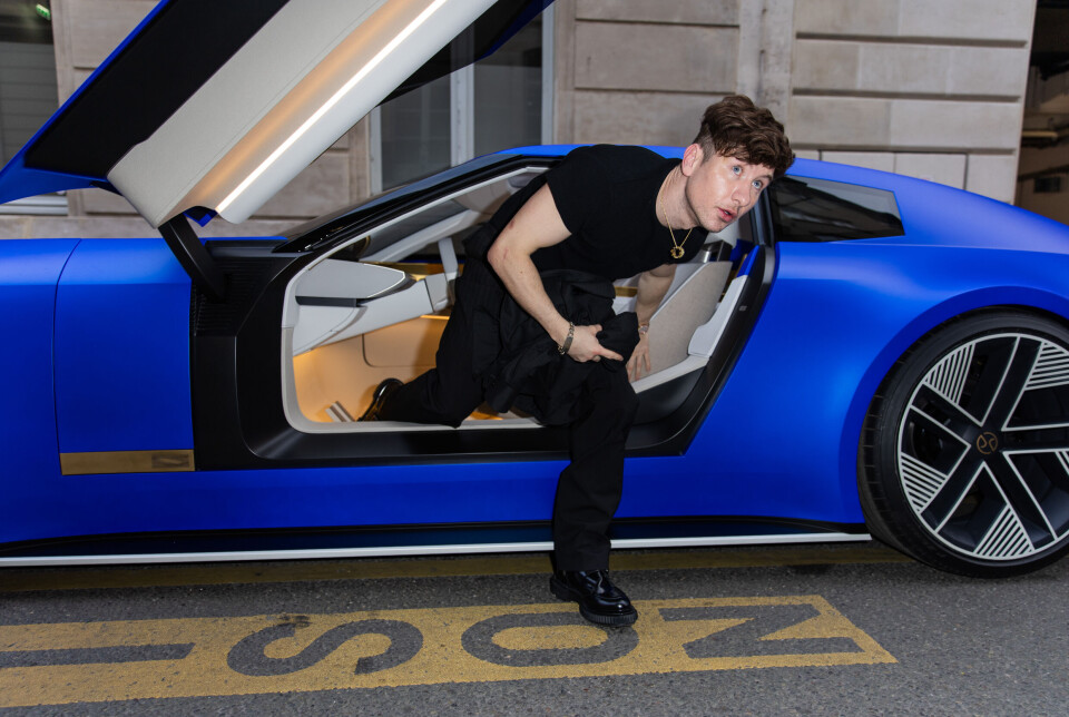 Barry Keoghan på vei ut av sin Jaguar Type 00.