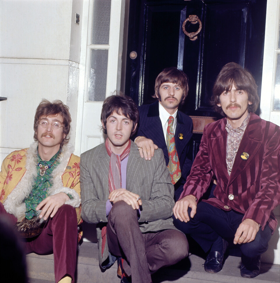 Cool cats. The Beatles i 1967. Fra venstre: John Lennon (1940-1980), Paul McCartney, Ringo Starr og George Harrison (1943-2001) promoterer albumet Sgt. Pepper's Lonely Hearts Club Band. ELLE Beatles-biografien | Sam Mendes | Paul McCartney | John Lennon | George Harrison | Ringo Starr | Beatles-film 2028 | Paul Mescal | Harris Dickinson | Barry Keoghan | Joseph Quinn | Gladiator II | Saltburn | Babygirl | Bring Them Down | Beste filmer 2028 | CinemaCon 2024 | Rockehistorie | Musikkfilm | Biografi