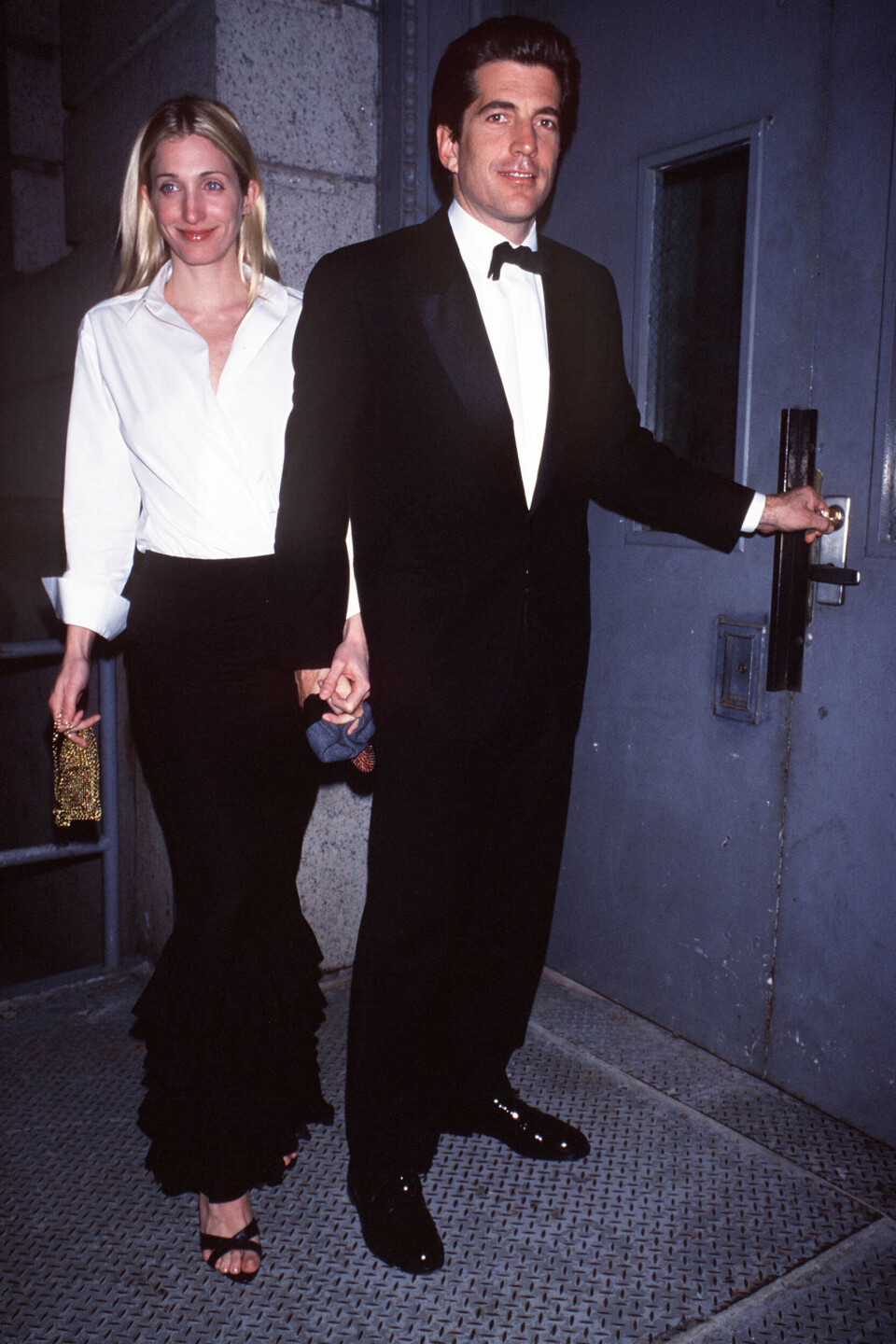 John F. Kennedy Jr. og Carolyn Bessette Kennedy på vei inn i leiligheten sin i New York City, 9. mars 1999. ELLE John F. Kennedy Jr. og Carolyn Bessette Kennedy American Love Story