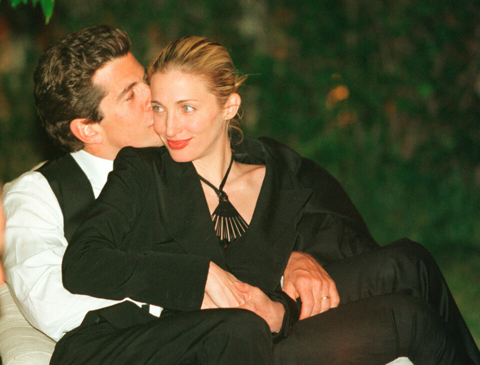 John F. Kennedy, Jr. og kona Carolyn Bessette på White House Correspondents Dinner 1. mai 1999 i Washington, D.C. ELLE John F. Kennedy Jr. og Carolyn Bessette Kennedy American Love Story