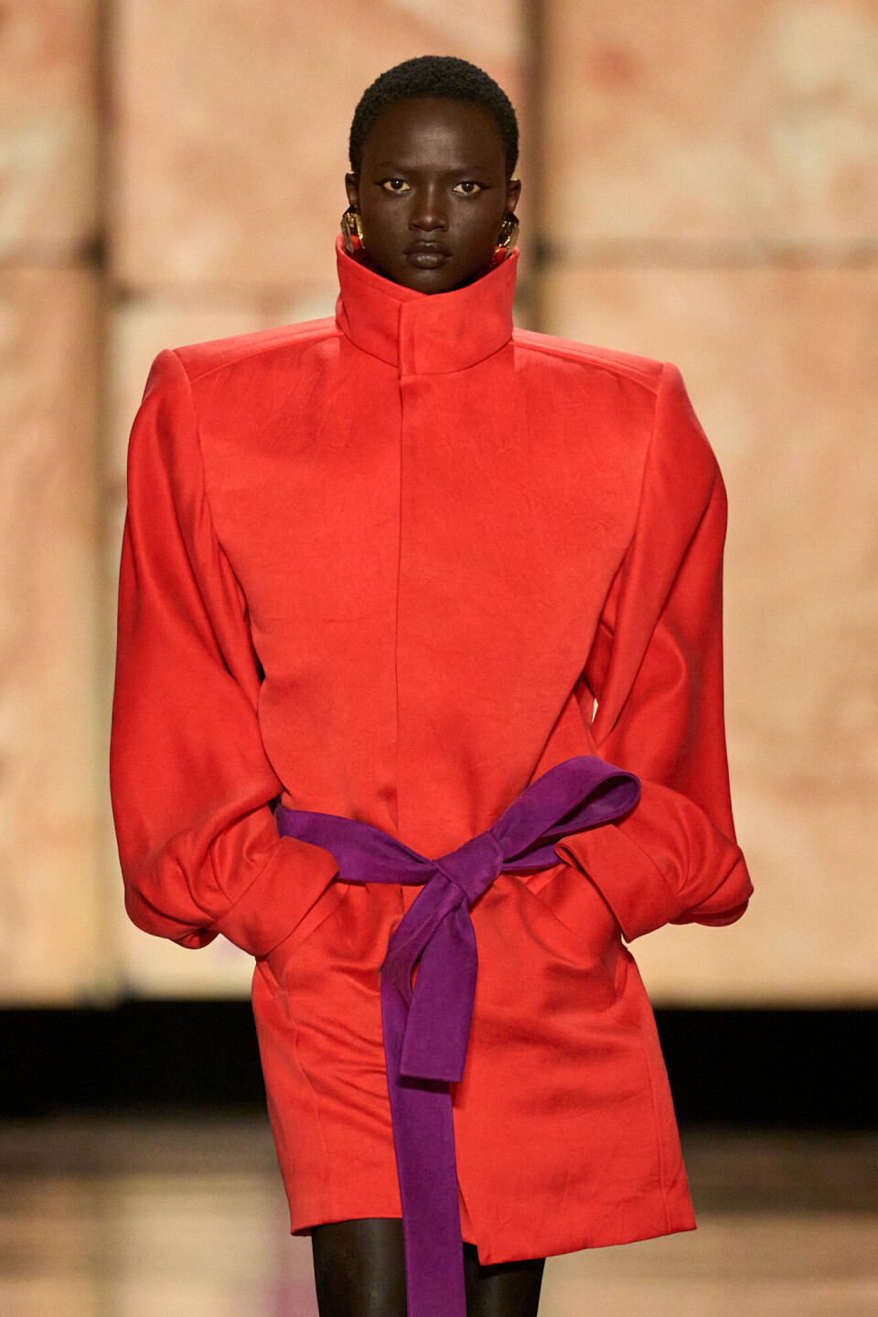 80-tallsmoten er tilbake for fullt, som blant annet ble sett på Saint Laurents Fall/Winter 2025-visning.